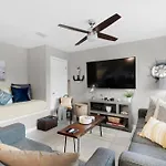 Renovated Ocean Escape Condo-11 Pools-Community Beachhouse Bar
