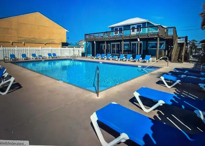 Renovated Ocean Escape Condo-11 Pools-Community Beachhouse Bar
