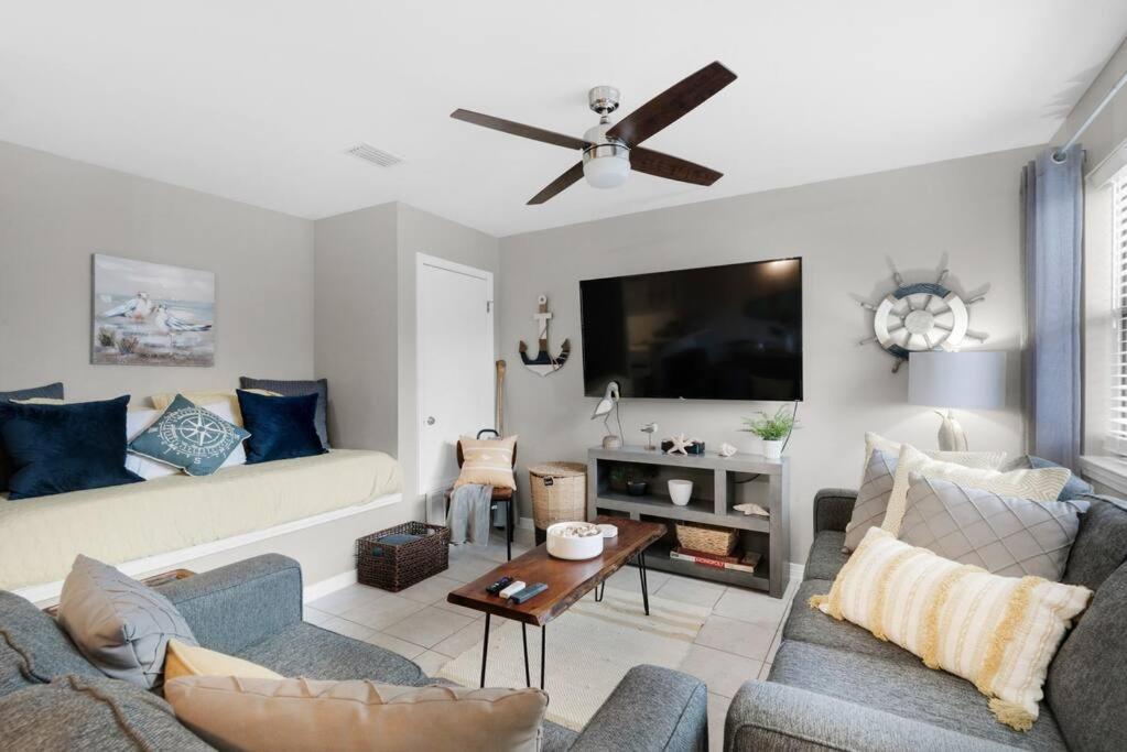 Renovated Ocean Escape Condo-11 Pools-community Beachhouse Bar Apartment